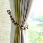 Cortinas de dos colores en la ventana