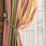 Interior con cortinas brillantes.