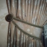 Papel pintado con motivos en el interior.