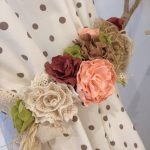 Flores de tela en una cuerda