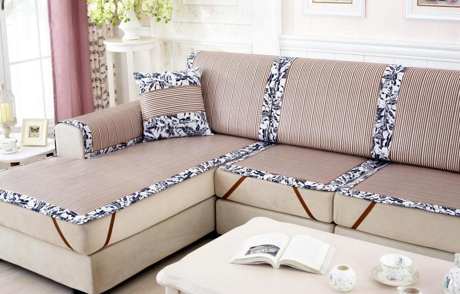 Posteľná prikrývka na rohovej pohovke