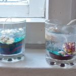 Velas en el alféizar de la ventana