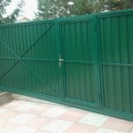 Valla verde en la parcela
