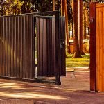 Puerta corredera con puerta