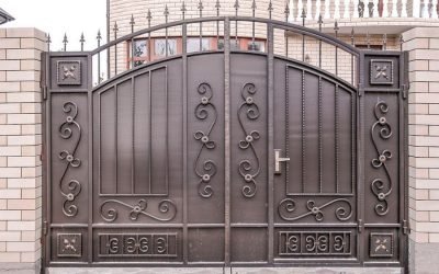 Puerta con una puerta para una casa privada