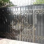 Valla negra con patrones dorados