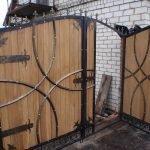 Garaje de ladrillo en una casa de verano