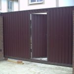 Casa con ventanas de plastico