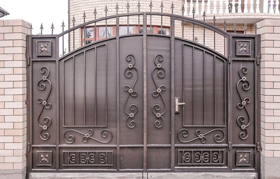 Porta amb una porta per a una casa particular
