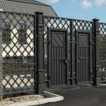 Casa luminosa con techo oscuro