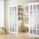 Puertas con inserciones de vidrio.
