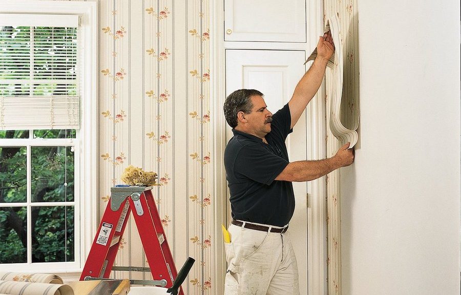 On començar a enganxar paper pintat a l’habitació