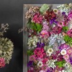 Marco de madera con flores brillantes