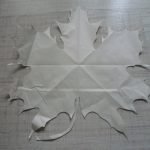 Hoja de arce cortada de papel