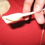 Adjuntamos un pequeño pétalo a la base