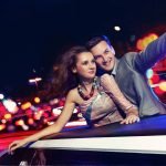Chico y chica en coche