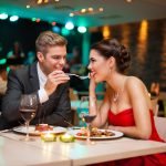 Amantes en la mesa