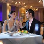 Una pareja de amantes en un restaurante.