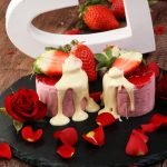 Postre y pétalos de rosa