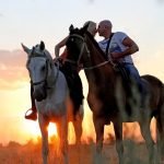 Pareja amorosa al atardecer