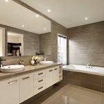 Baño junto a la ventana