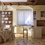 Gabinete con utensilios en el comedor.