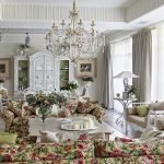 Lámpara sobre la mesa junto al sofá