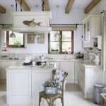 Cocina con muebles blancos