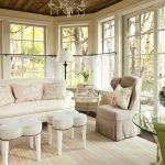 Interior con grandes ventanales.