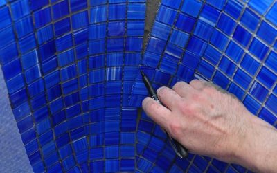 Cómo pegar el mosaico en el baño