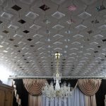 Cortinas oscuras en la sala de estar