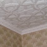 Papel pintado con motivos en las paredes.
