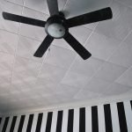 Papel pintado a rayas en el interior.