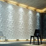 Paneles retroiluminados en las paredes