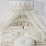 Corona sobre la cama