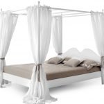 Cama con dosel