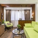 Interior con muebles verdes.