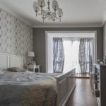 Muebles blancos en el interior.