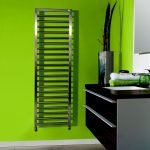 Pared verde en el baño