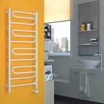 Pared naranja en el baño