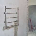 Toallero calefactado en la pared