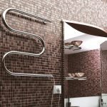 Mosaico de azulejos en el baño