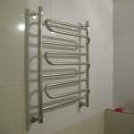Toallero calefactado en la pared