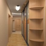 Banco junto a la puerta