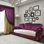 Sofá morado en la sala de estar