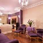 Muebles morados en la sala de estar