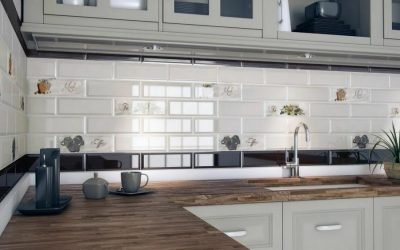 ¿Cuál debería ser la altura del delantal en la cocina?