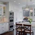 Muebles blancos en la cocina.