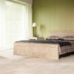 Cama grande en el dormitorio
