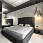 Cama grande en el dormitorio